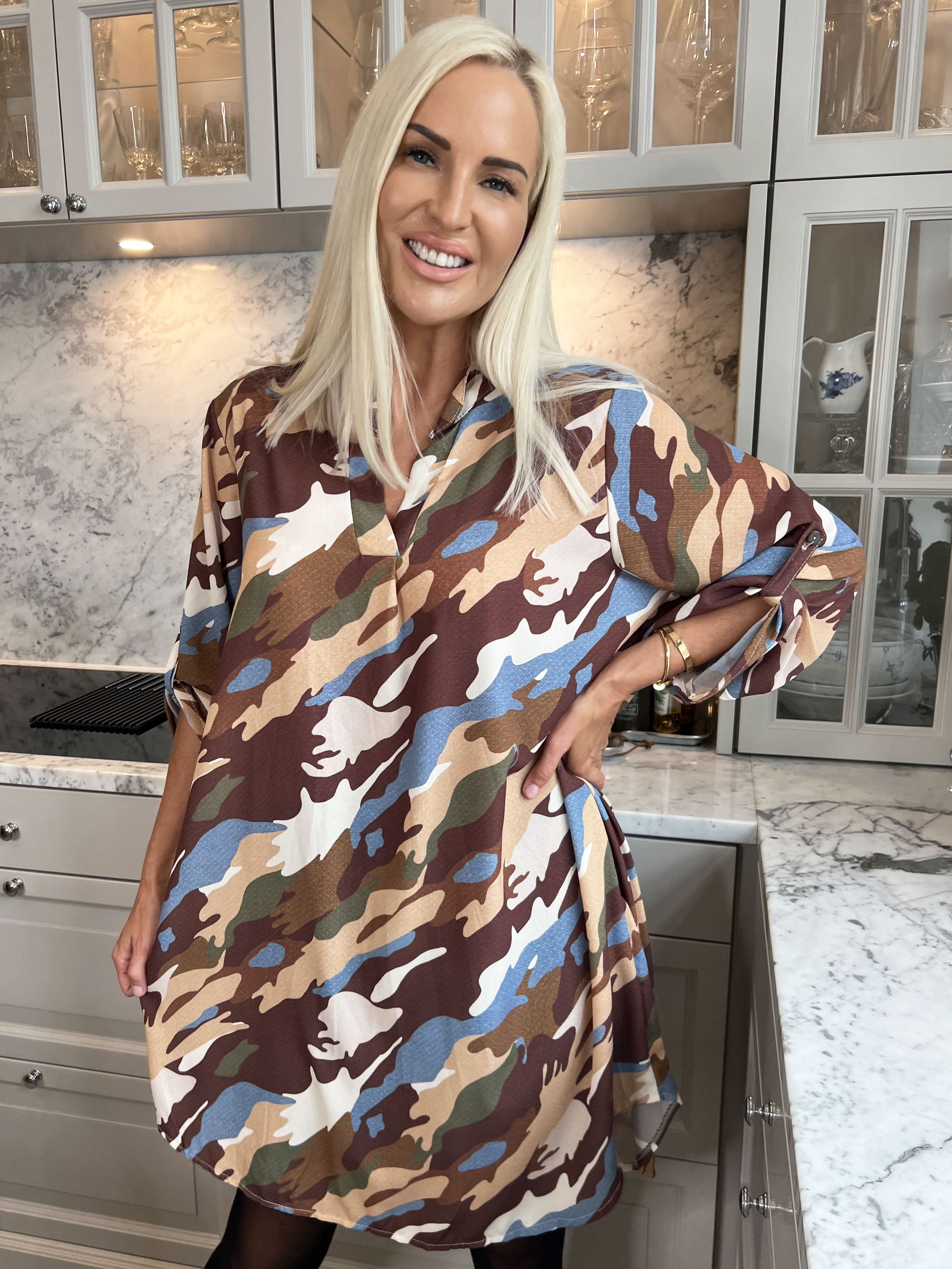 Vanesa Dress Camo - Lätt och luftig klänning i kamouflagemönster